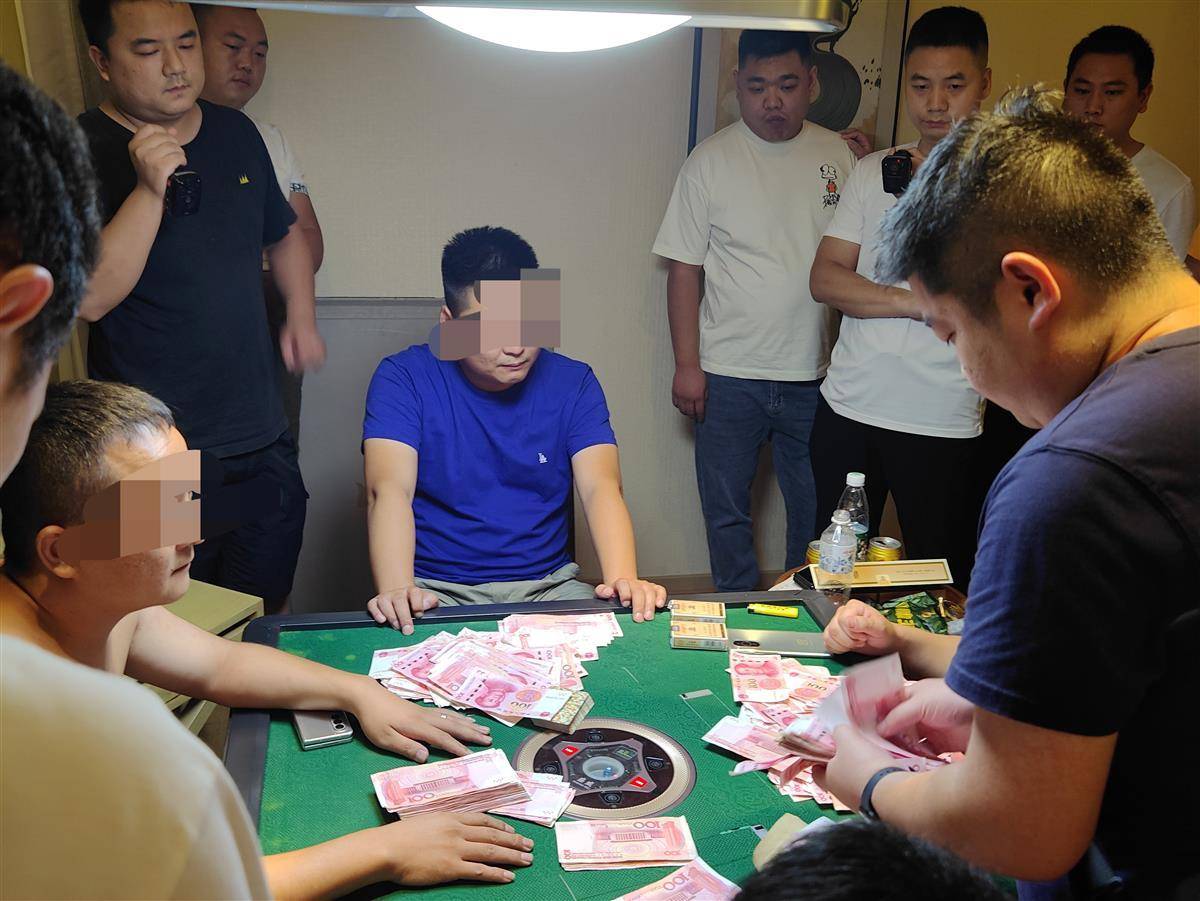 4名男子深夜炸金花被警方一锅端,桌上还有现金10万元