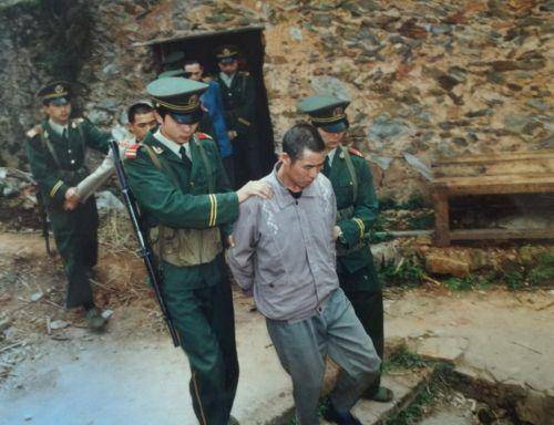 武警老兵回忆:死刑犯被执行前浑然不知,下车时全身软绵面无血色