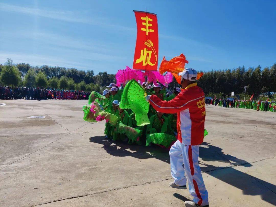 【县区动态】依安县中心镇举办"欢庆迎丰收 砥砺向前行"秧歌舞比赛