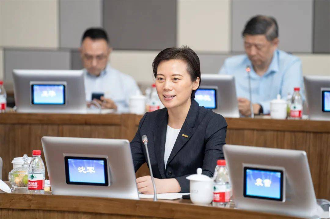 沈军,谢巍,黄昌勇在交流中上海戏剧学院党委副书记胡敏,党委副书记