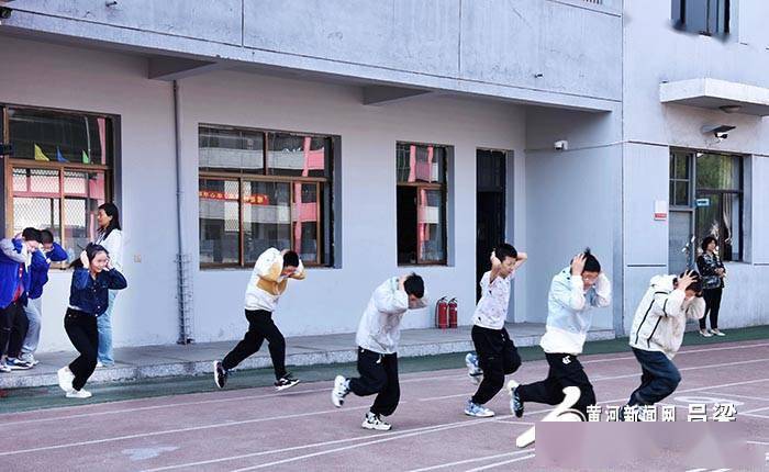 文水县城镇中学开展安全应急演练活动_教育_全民国防_师生