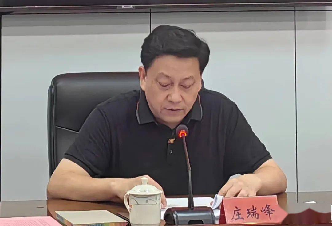 市文旅局党组成员,副局长庄瑞峰主持会议并讲话,各县