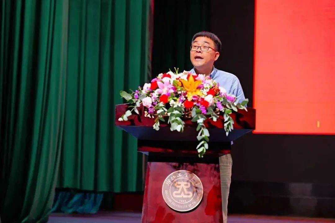 的诸多成绩,向新生提出三点希望:第一,希望同学们在思想上志存高远