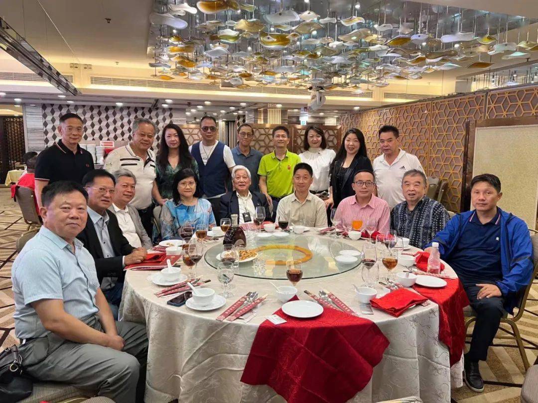 总会为名誉会长侯兴旺,副会长侯志强颁发当选证书_香港_宗长_活动