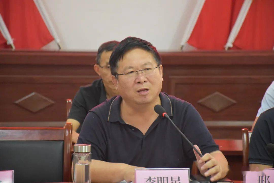 镇党委书记李明星对下一阶段人居环境整治提升工作和土地流转工作进行