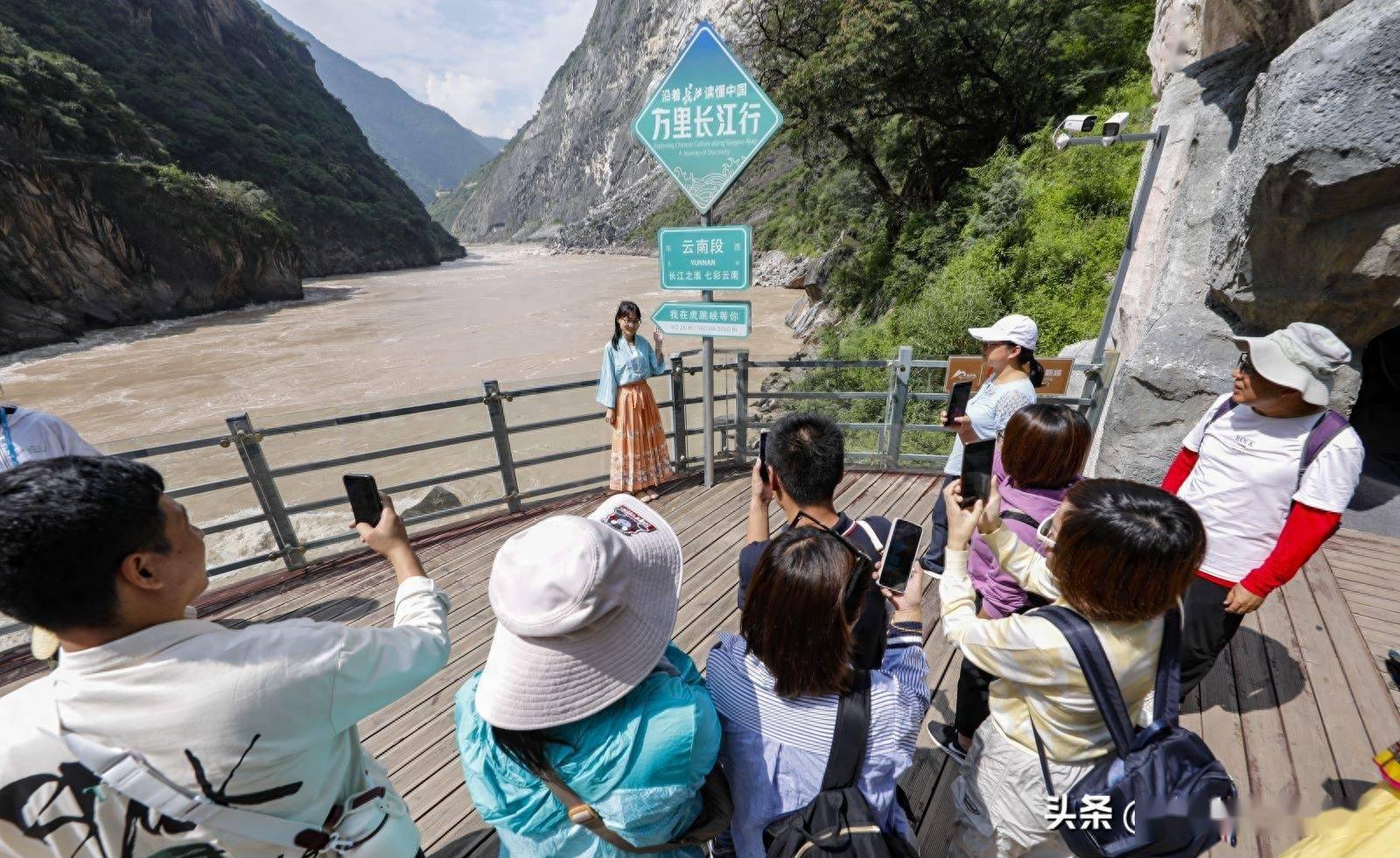 虎跳峡、长江第一湾设“沿着长江读懂中国——万里长江行”打卡装置_手机搜狐网