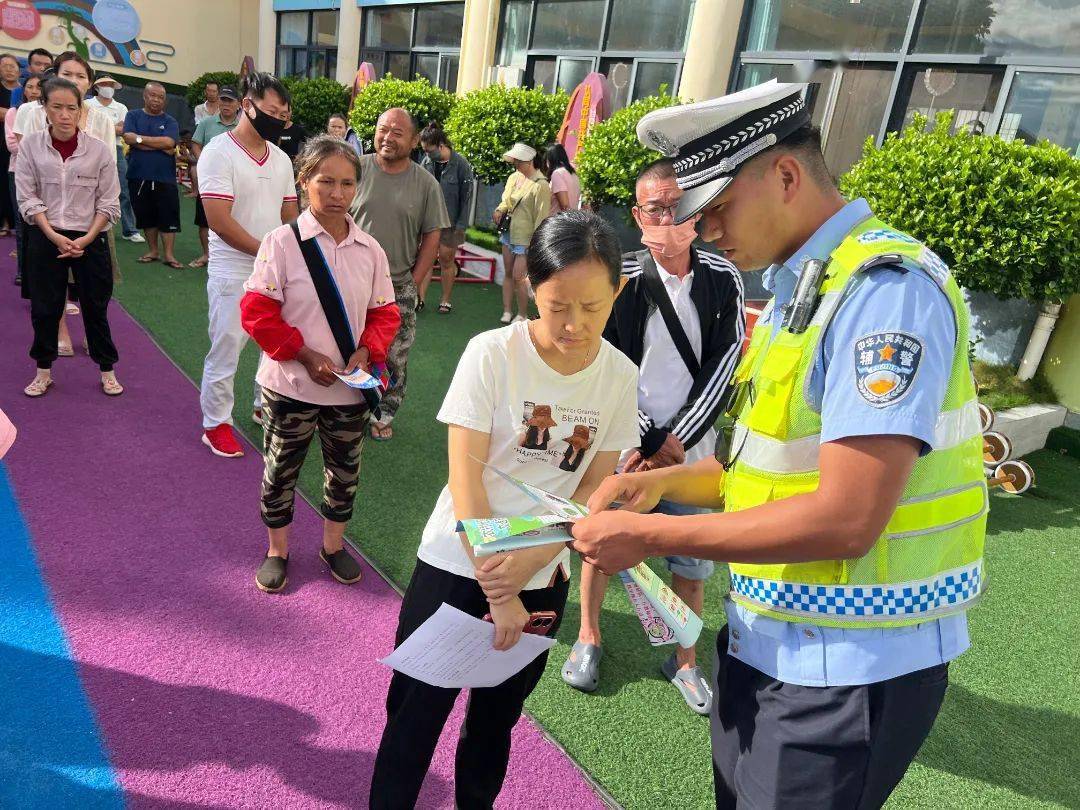 04勐腊交警9月14日,勐腊县公安局交通警察大队走进勐仑中学开展交通