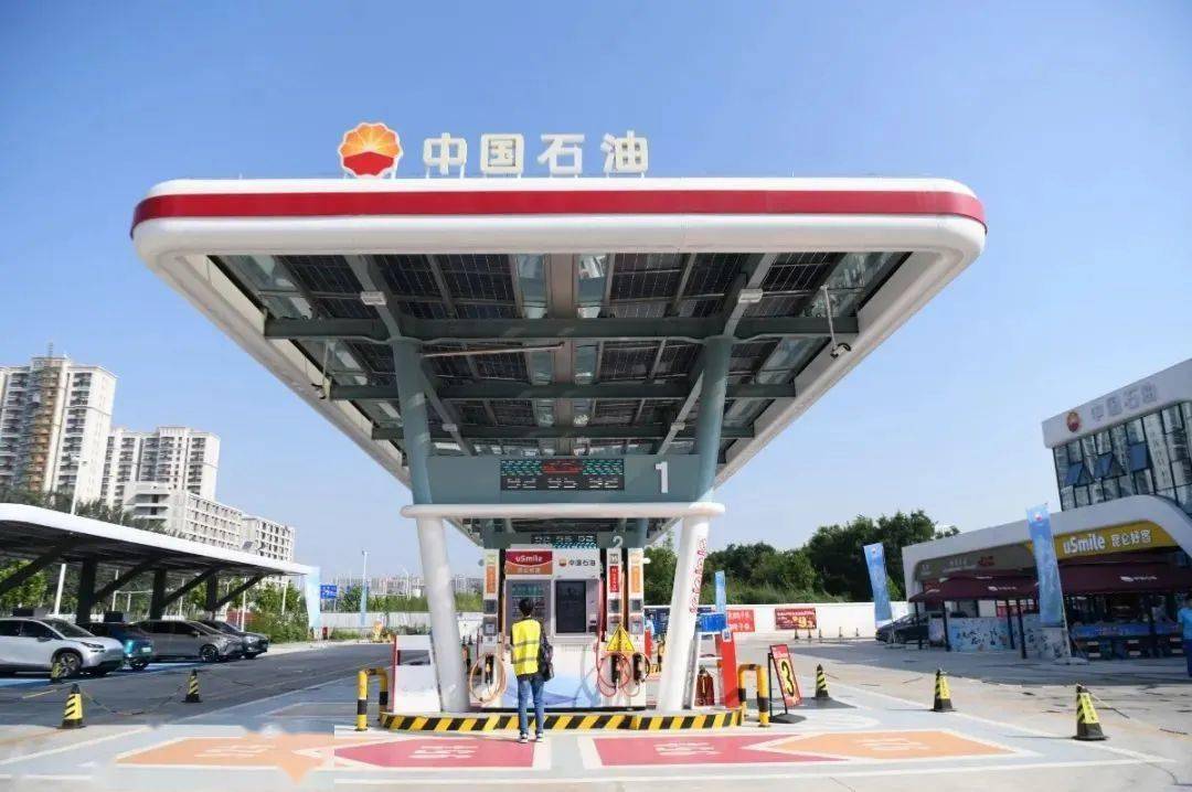 "和传统加油站不一样,奥莱加油站站房,罩棚屋面共设有219块bipv一体式