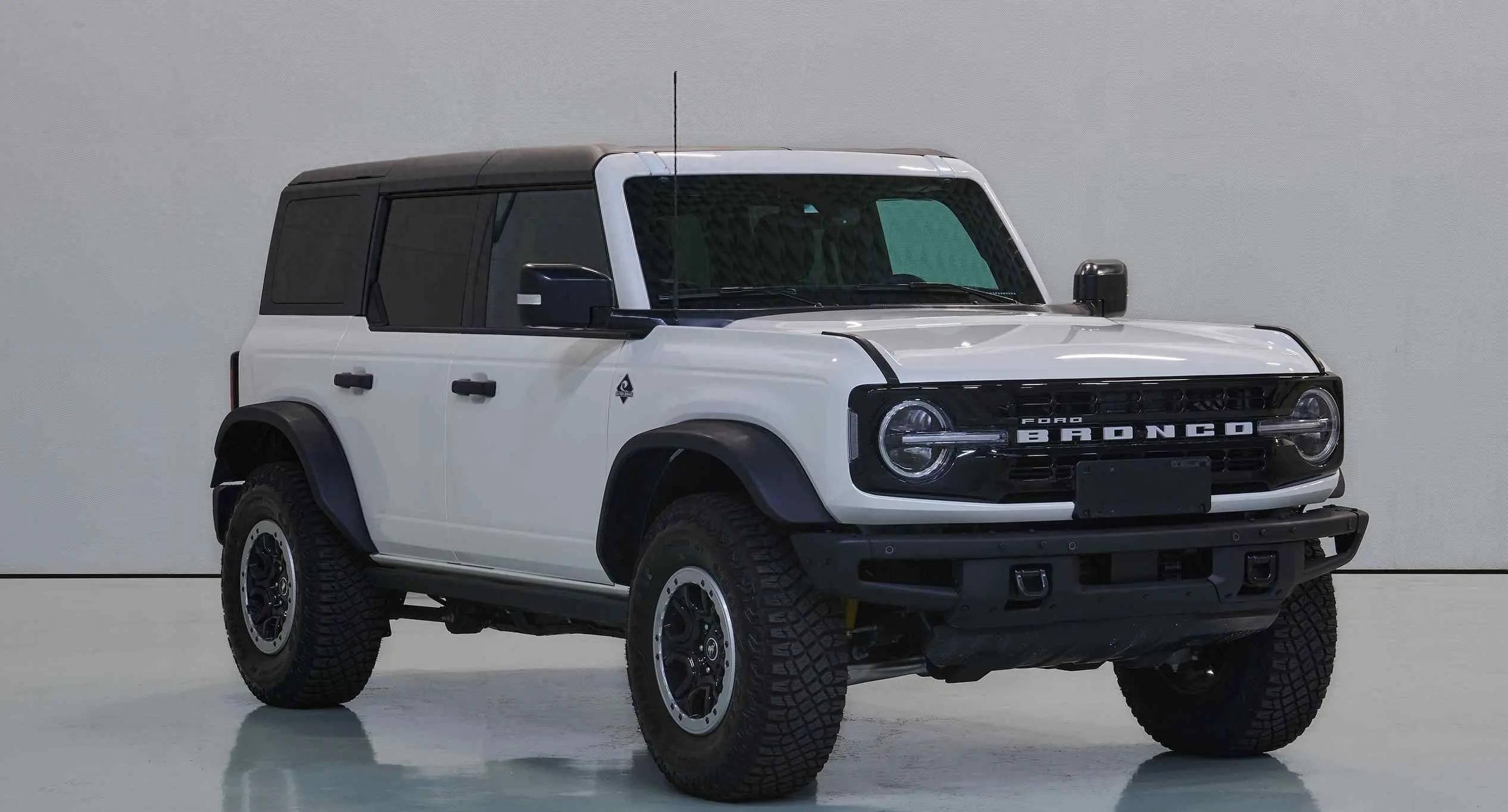 点评:福特bronco的国产版保留了其鲜明的硬派越野特性,外观造型的硬朗