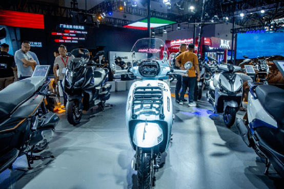 四缸大战,钱江&贝纳利率先发布新车,赛800售价52999元,同时发布闪600