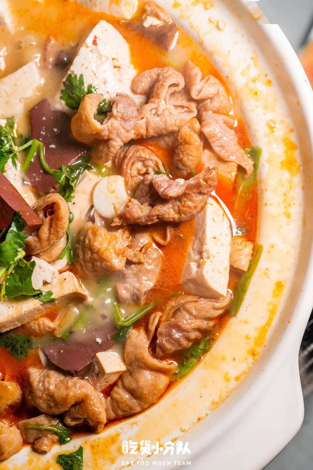 【罗山大肠汤】是源自河南省信阳市罗山县的一种传统小吃,也是信阳