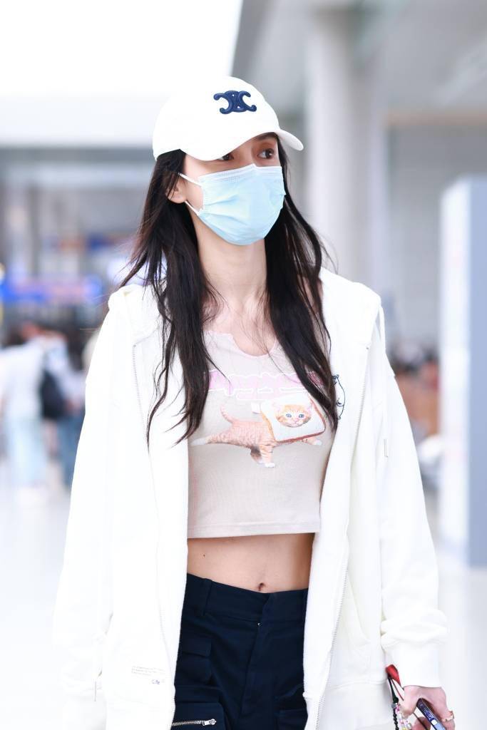 angelababy超爱的短款top穿搭 简直太显好身材!_外套_上衣_时尚