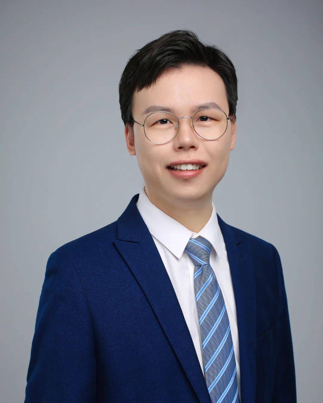 医院口腔科医师,医学硕士学位,师从华西口腔医院种植科主任满毅教授