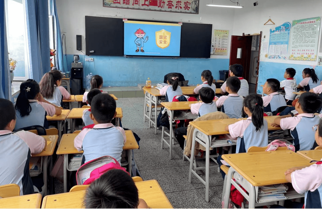 【部门动态】抵制走私 人人有责——鹤岗市新南小学开展"反走私进
