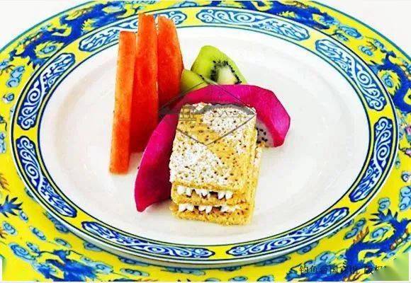 的重要场所古董类▼青花束连折沿盘 明(宣德)▼淡绿釉红彩云龙花瓢 清