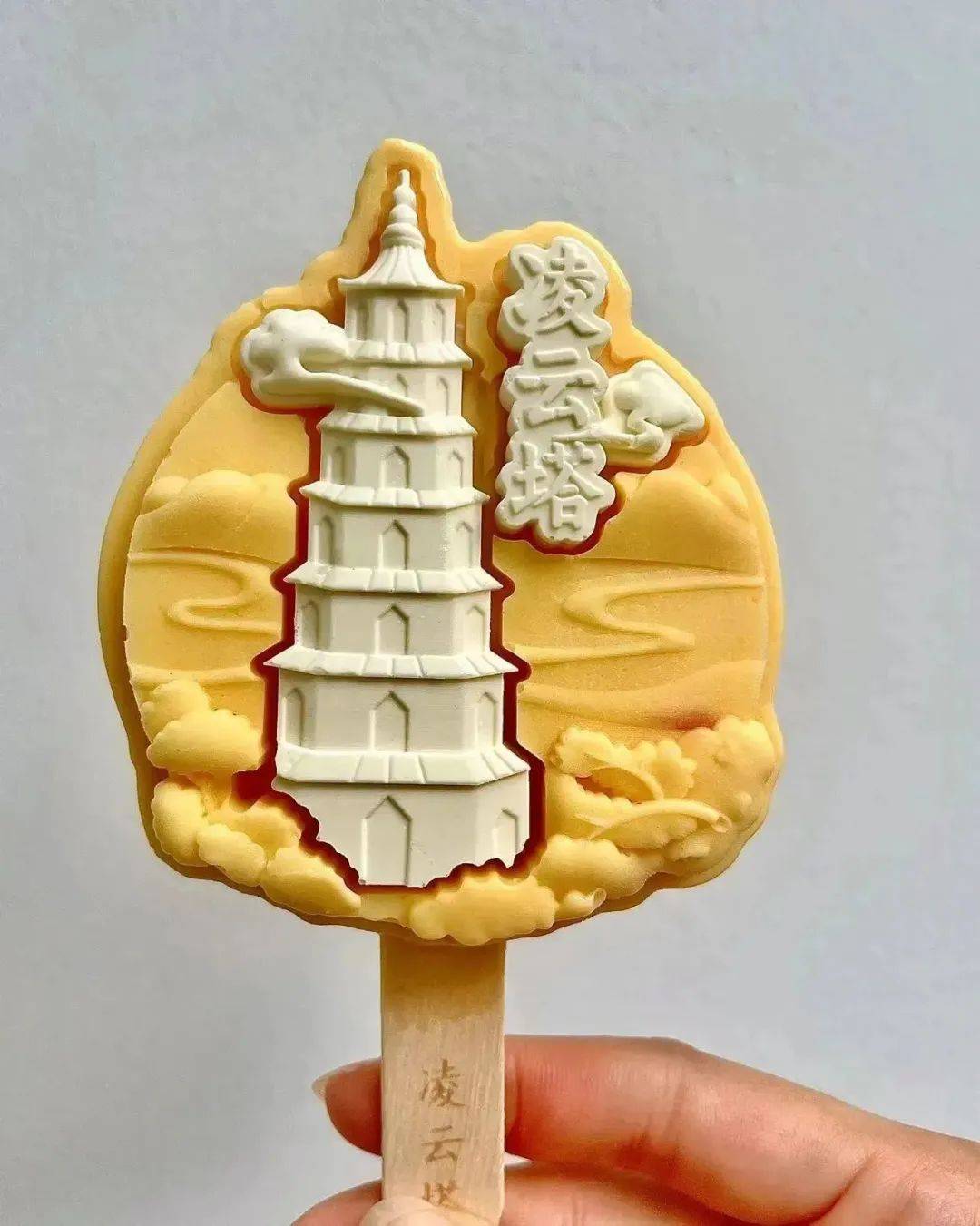 两款雪糕分别以梁启超纪念馆和凤山凌云塔为设计元素,最大的亮点是双