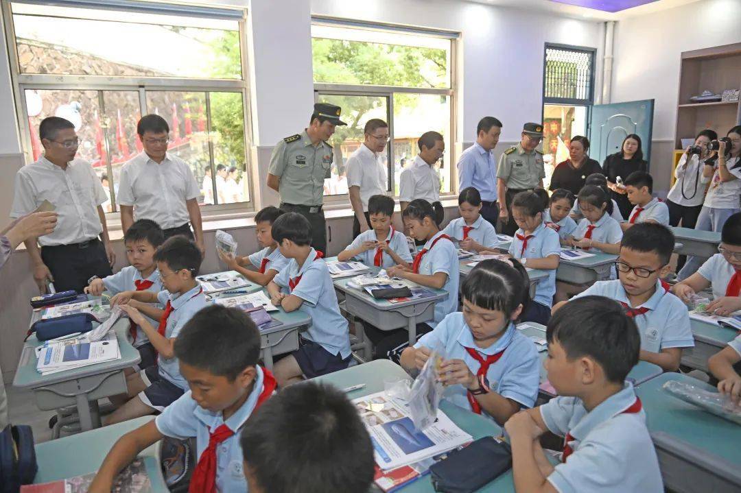 楼伟民参加金华市站前小学"国防教育园"开园活动