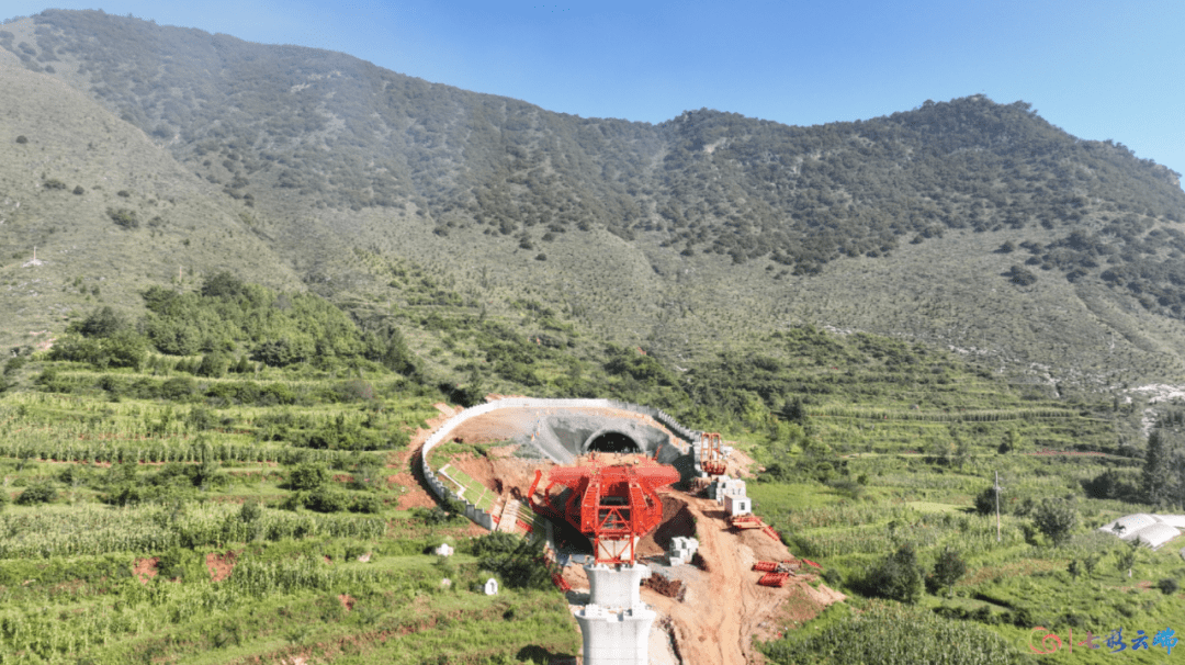 渝昆高铁建设取得新进展!会泽段彭家隧道顺利贯通…_施工_云贵段_全长