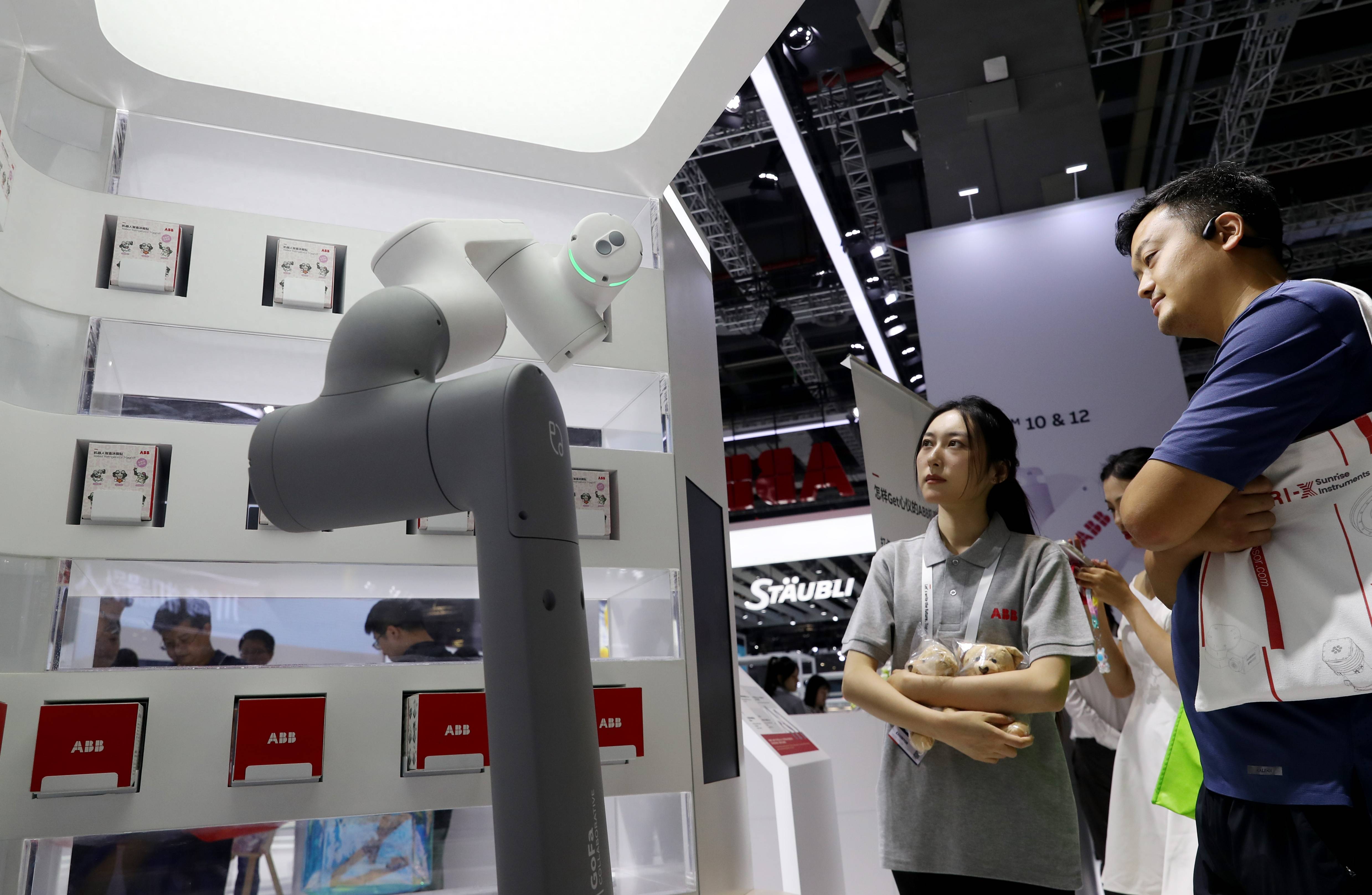 (经济)第二十三届中国国际工业博览会在上海开幕_新华社_方喆_机器人