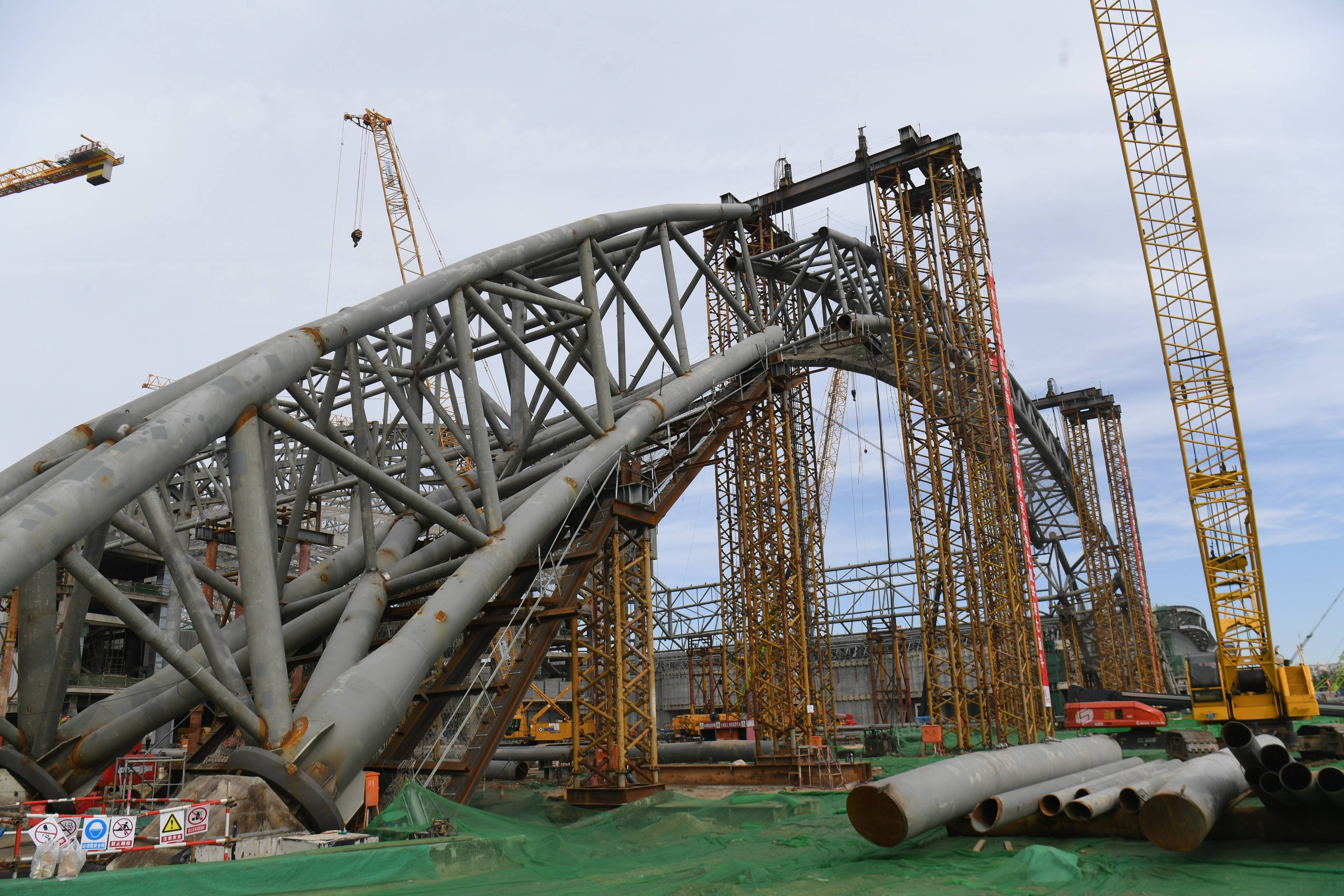 新国展二期啃下硬骨头:体重300吨东登录厅拱门巨型桁架已就位_施工