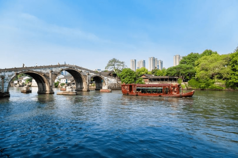 一路往北,可以游览大运河(杭州段)最精华的三条历史文化街区,御码头