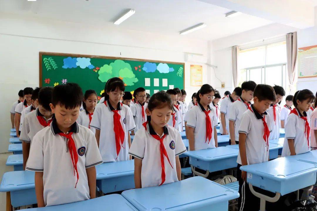 中华西路小学南关小学通过升旗仪式,主题班会,观看红色影片,手抄报