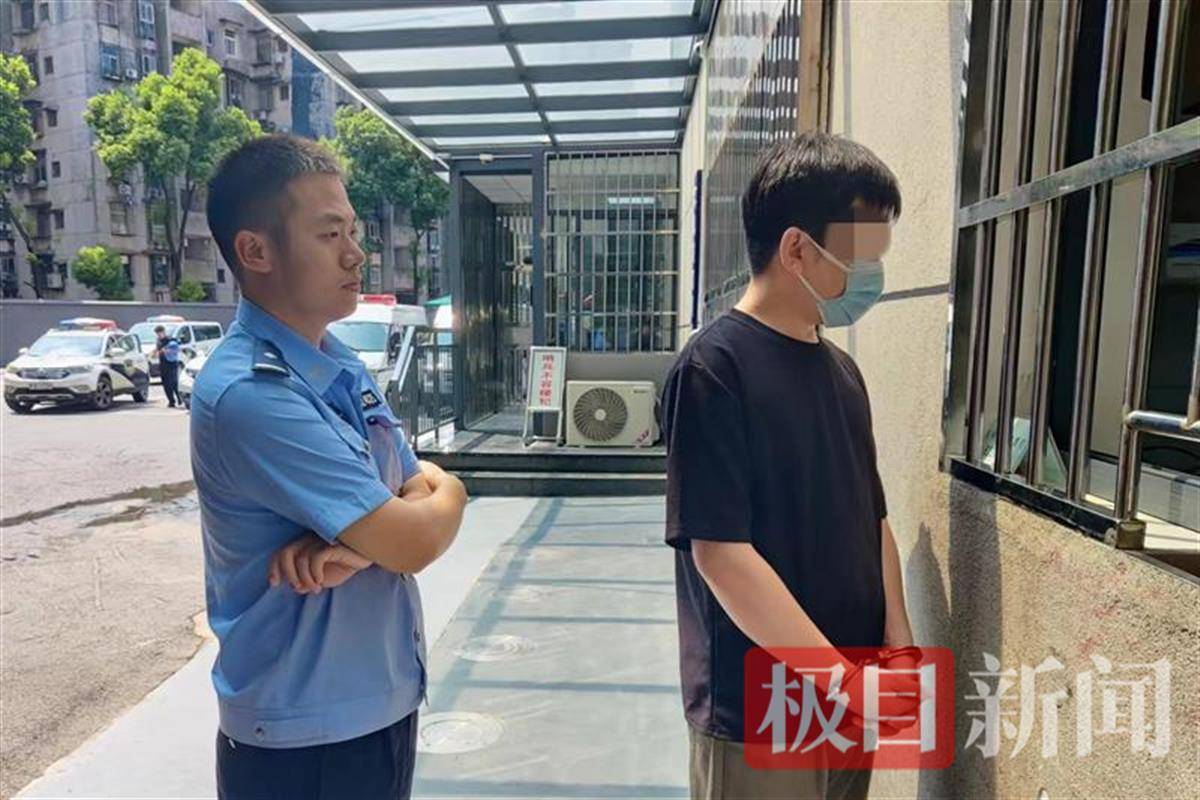 9月20日,武汉市公安局江岸区分局塔子湖街派出所介绍,民警与薛某交谈