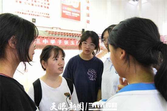 热血又泪目！凯里励志女孩回母校演讲听哭老师