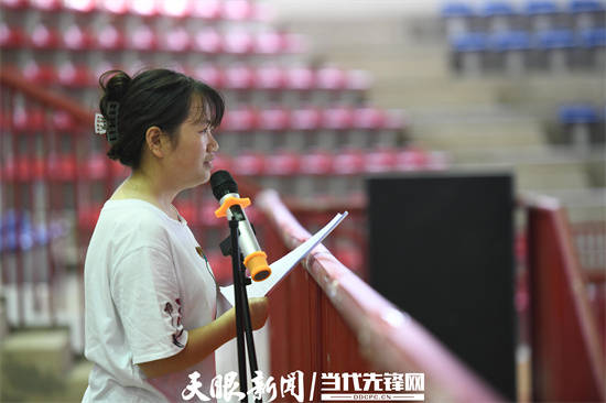 热血又泪目！凯里励志女孩回母校演讲听哭老师