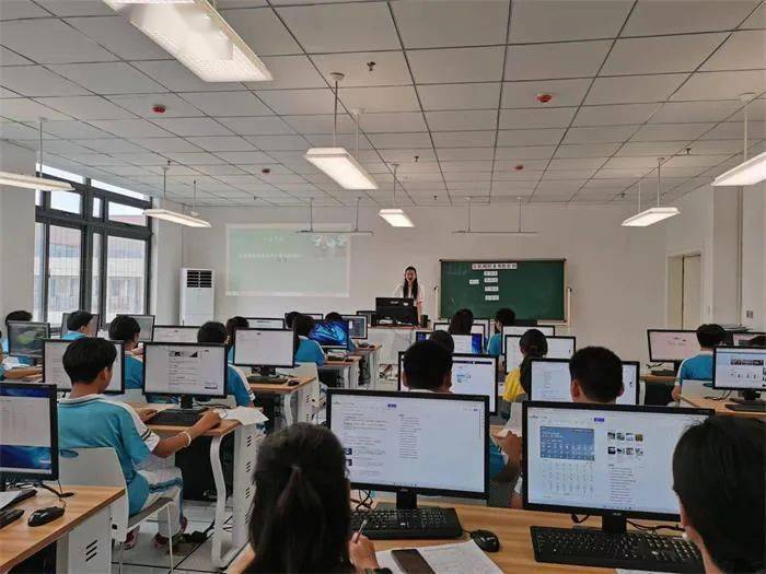 我市开展基于新课标的初中信息科技专题研讨活动