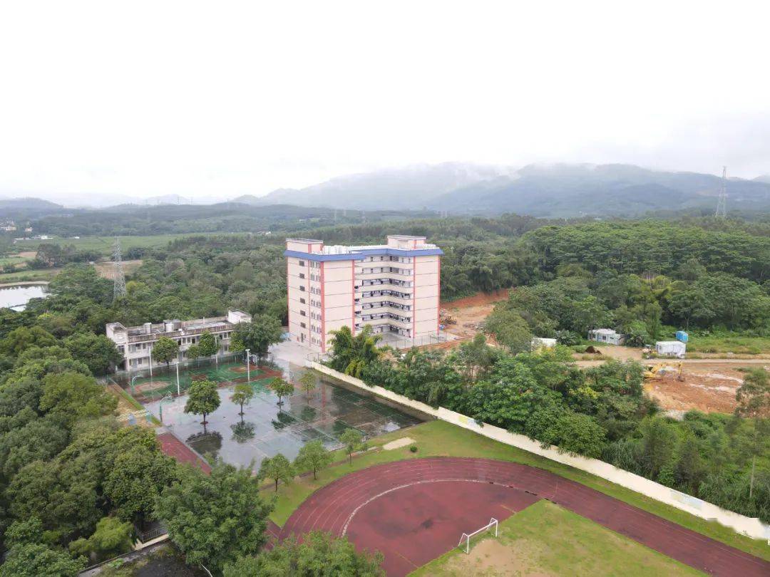 "柏塘镇副镇长叶惠琼表示,除了增设了硬件基础设施,今年柏塘教师队伍