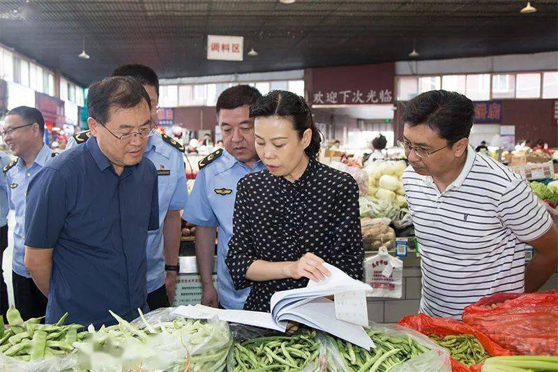 市人大常委会副主任廉茹艳对我市国家食品安全示范城市创建工作进行