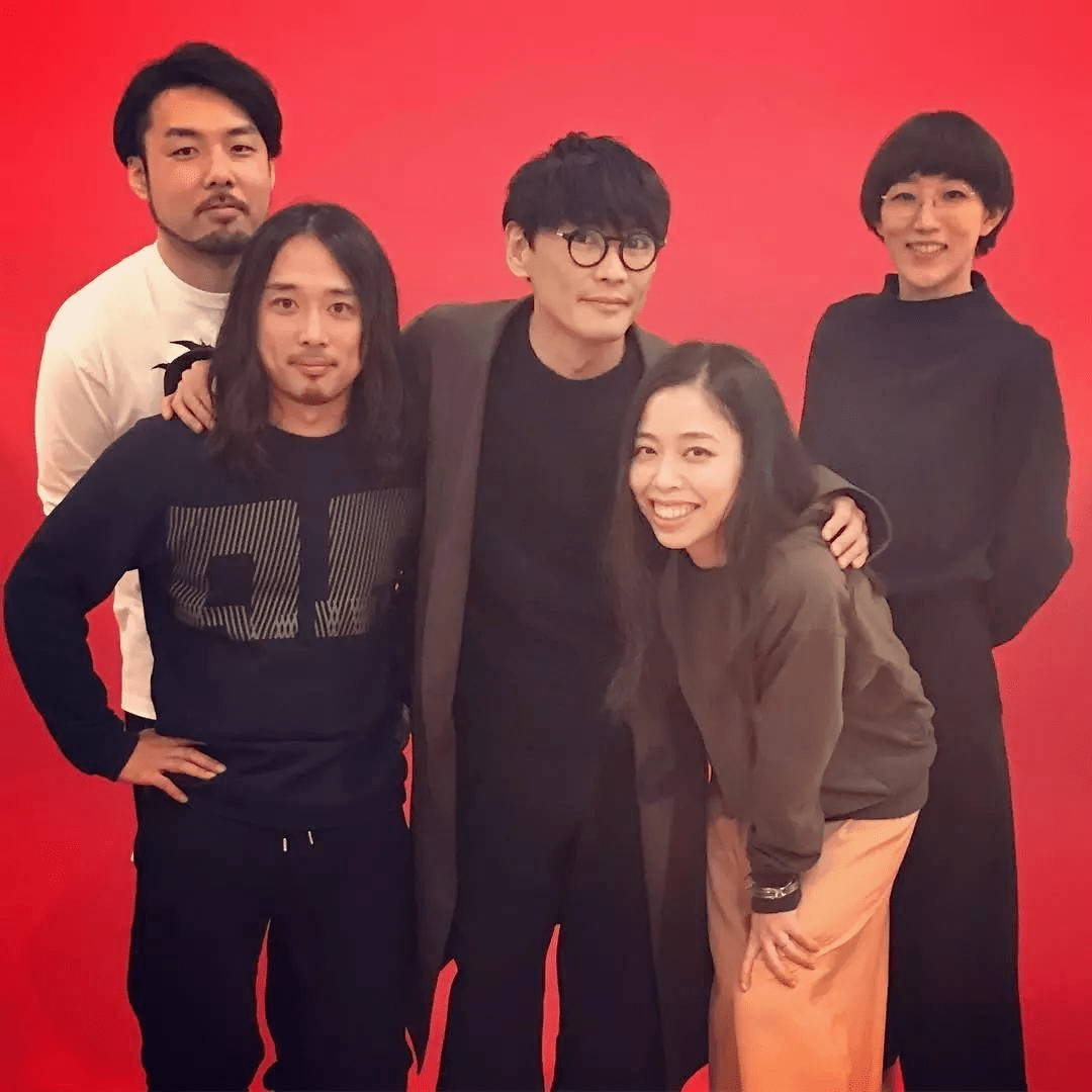 为乐队注入一剂强心针;鼓手除了给予节奏上的稳定以外,也让鱼韵独有的