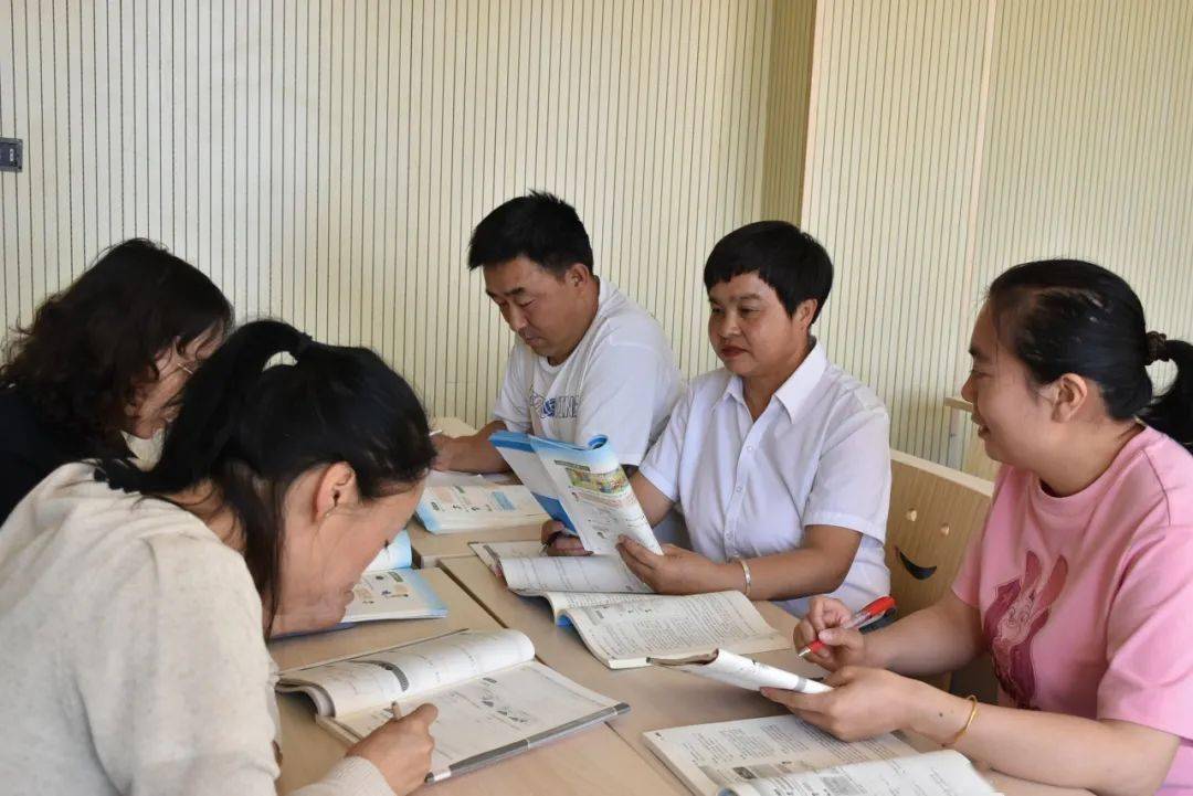 临洮县金泽小学教师陈霞先进事迹