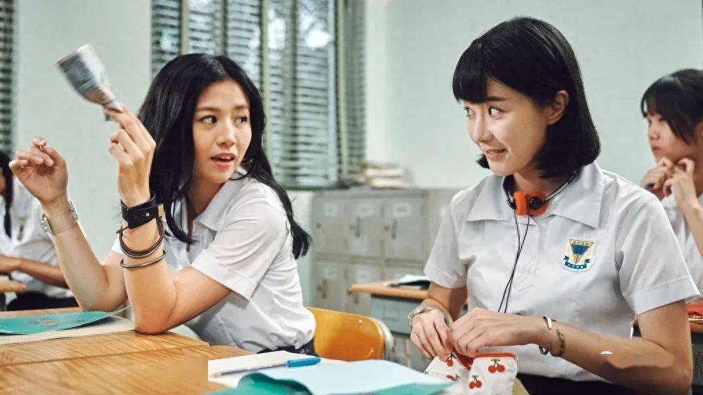 温碧霞自曝14岁抽烟喝酒玩叛逆目睹好友毙命,17岁拍床戏倍感委屈_演出