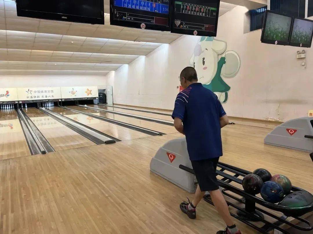 他首先介绍了保龄球运动中的油型,就保龄球运动中油型的参数和面对不