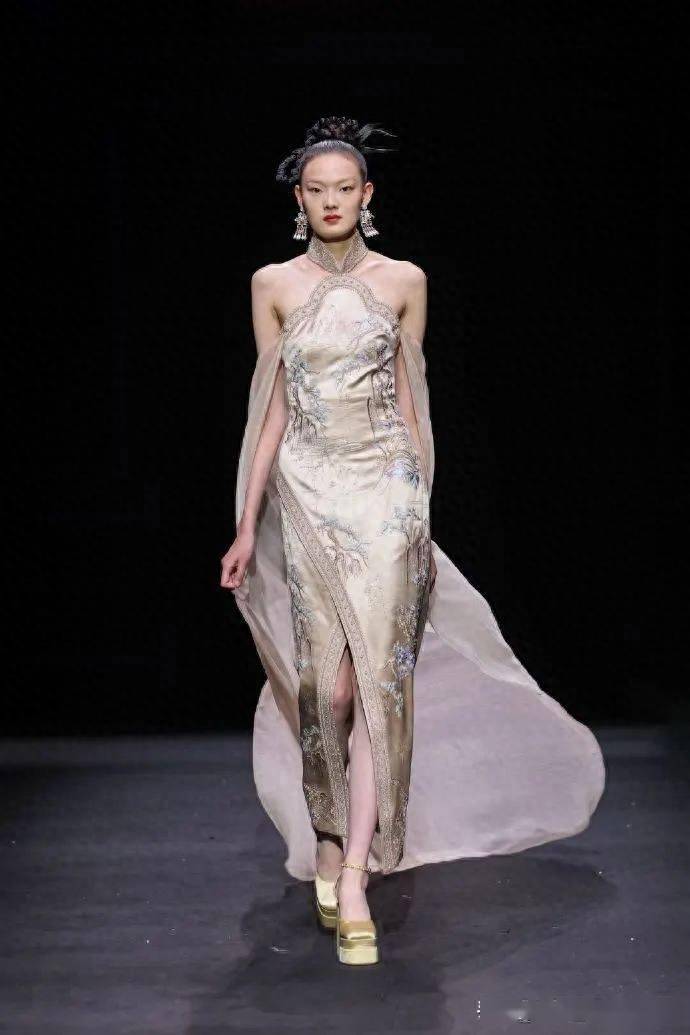 佛手莲,缠枝纹以及月牙泉……非遗文化元素与礼服融合,更显华美精致