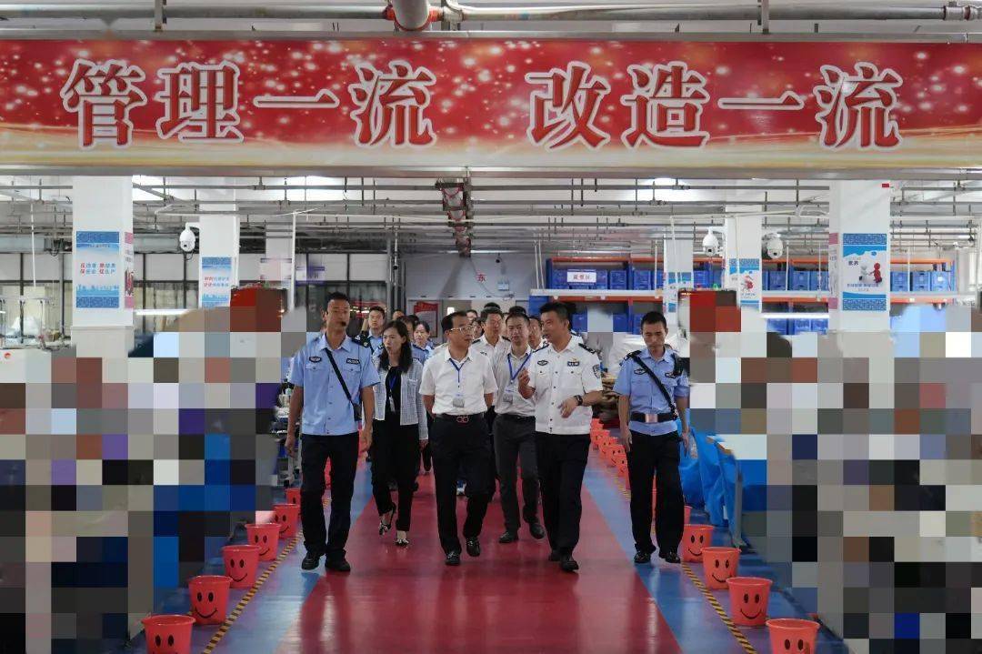 律师,新闻媒体记者和服刑人员亲属在监狱党委书记,监狱长邱波等监狱