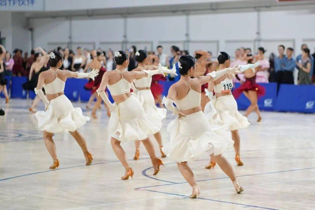 内容包括华尔兹,维也纳华尔兹,探戈,狐步和快步舞.