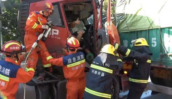 车祸现场男子被困，被救后竖起大拇指为消防员点赞