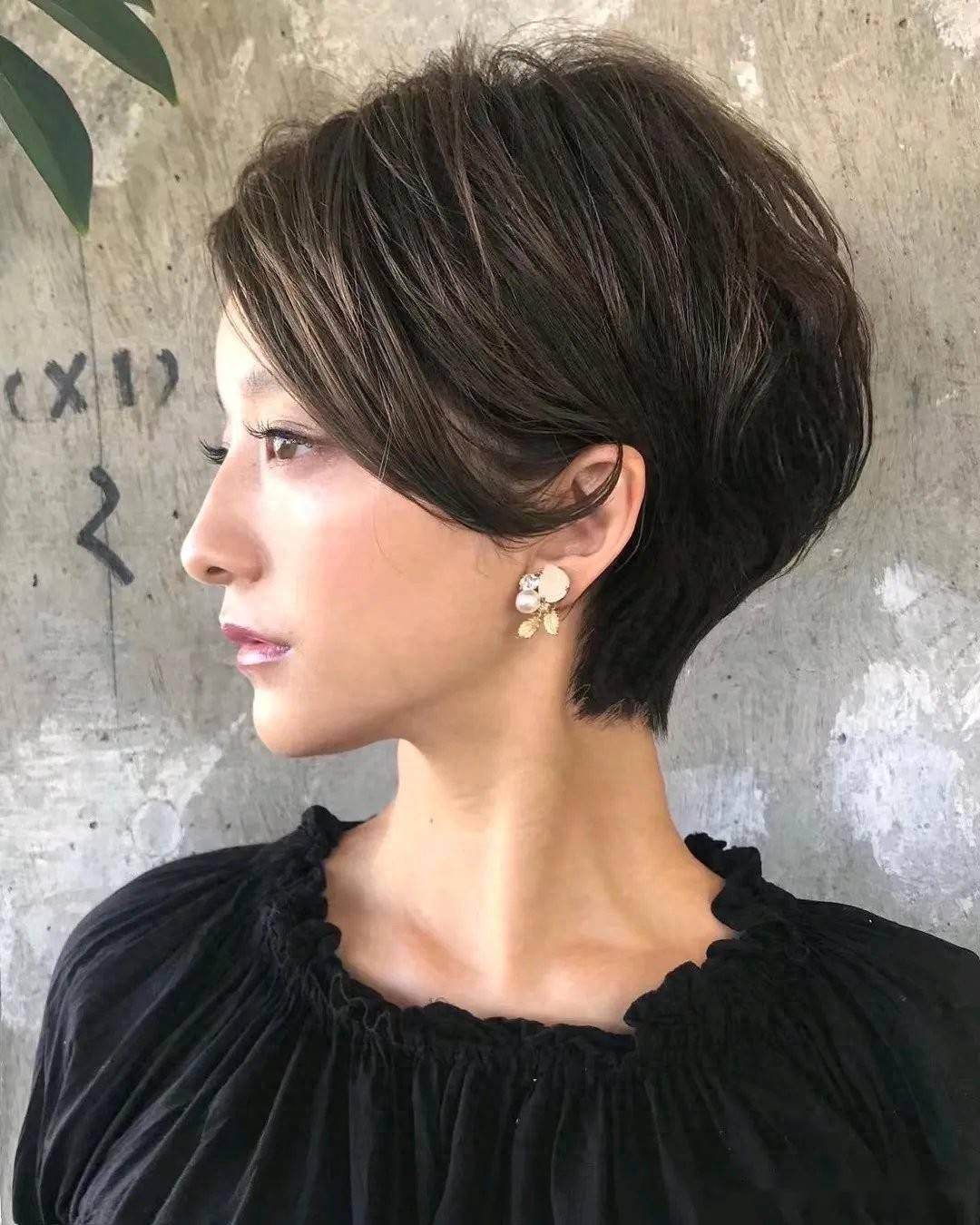 这种发型适合各种脸型的女性特别适合长脸和瓜子脸的女性