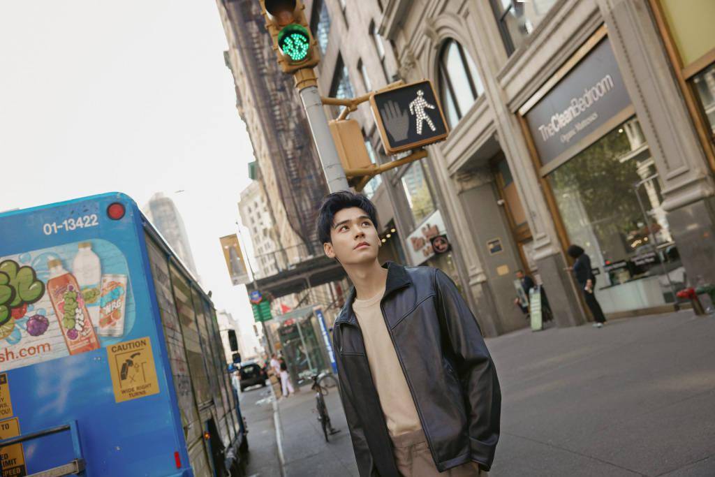 龚俊秋日造型街头随拍关注本账号,及时了解更多娱乐新动态.