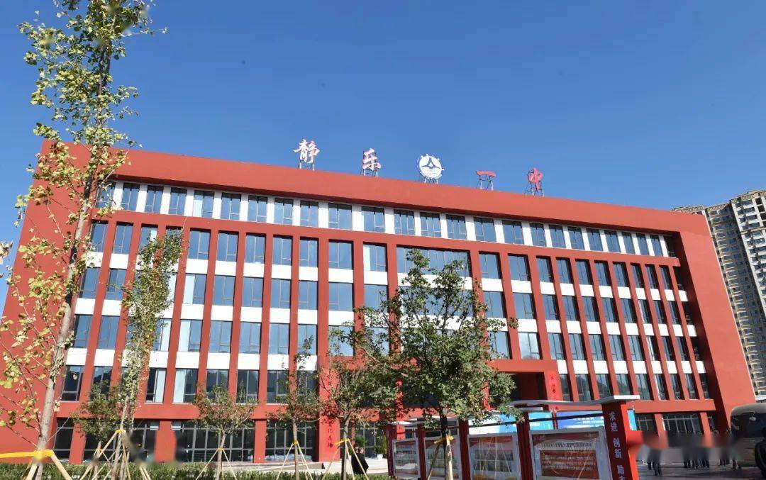 在静乐一中新校区观摩检查民生基础设施项目建设情况.