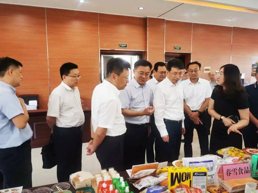 三级调研员,市消费者协会常务副会长高冬主持,烟台市政府副市长张志新