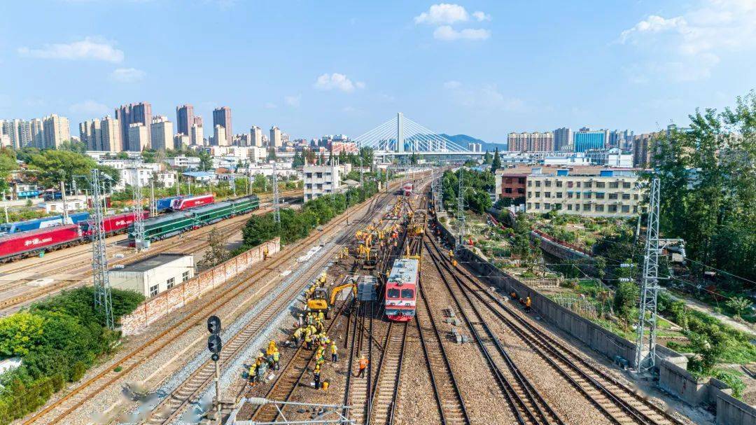 线施工作业( 姬晓东  摄)大别山区工务人对高铁线路设备进行养护(龚靖