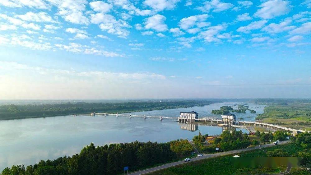 秋天的邳州银杏湖风景区到处是郁郁葱葱的景象从高空放眼望去,湖面