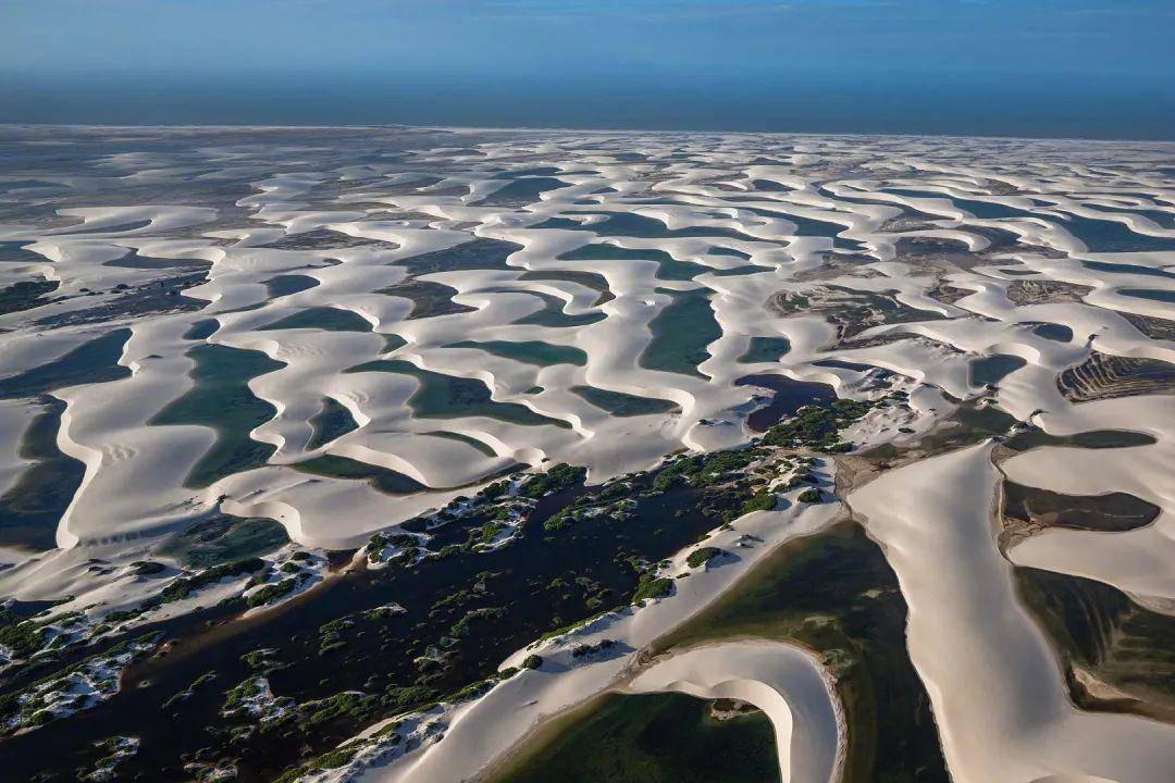 、颜色各异的湖泊 这里被形象地称作“千湖沙漠” 是巴西著名的国家公园