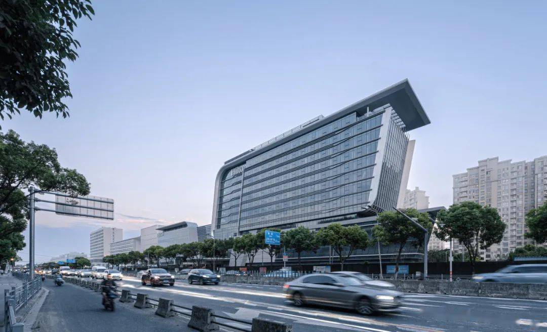 新作| 上海新虹桥灿辉希尔顿五星级酒店 / 上海三益建筑设计有限公司