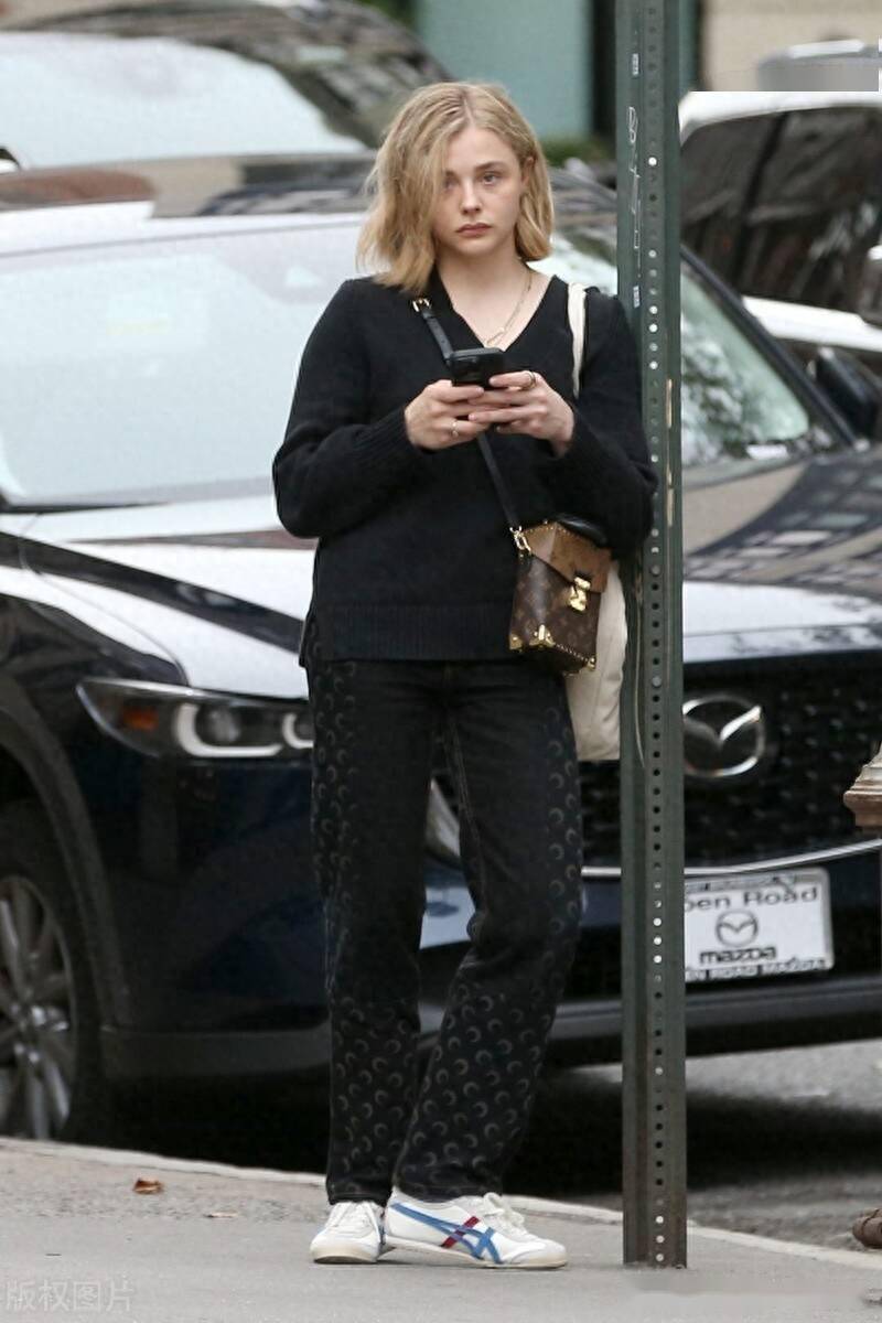 科洛-格蕾斯-莫瑞兹现身纽约街头,休闲装扮朴素低调_时间_美国纽约