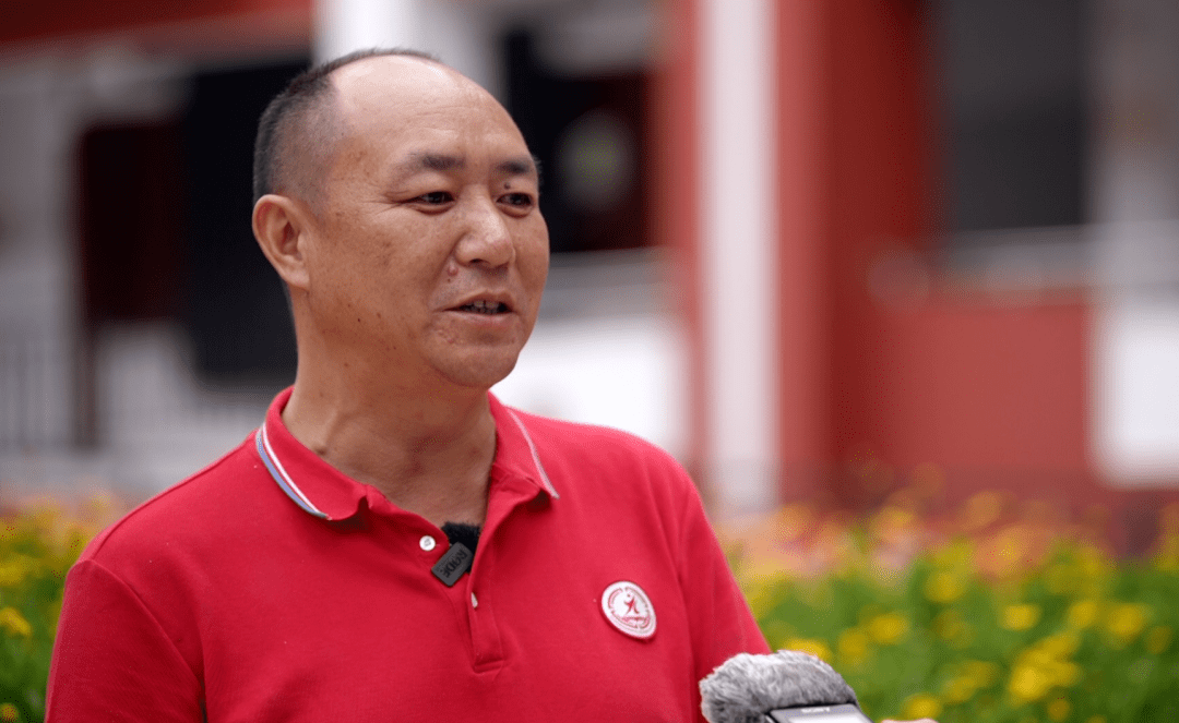 彝良县职业技术高级中学党总支书记 李洪波在里面聆听的全部是机械